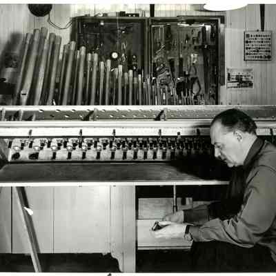Hammond in lab w organ component