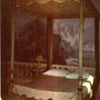 Green Four-Paster Bed with Painted Floral Design
