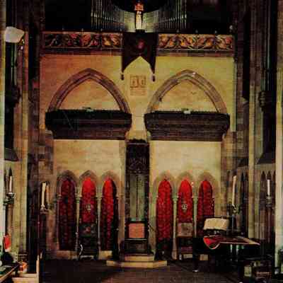 Great Hall with Central Banner & No Panels