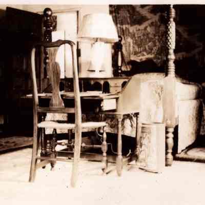 1820 ca Four-Poster Sheraton Style Bed with Pineapple Craving