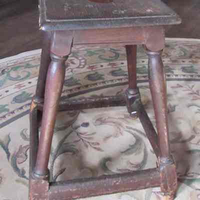 Joint Stool with Oval Hand Grip
