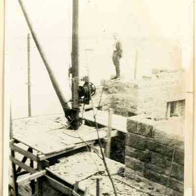 1930-1940s construction & lifting derrick