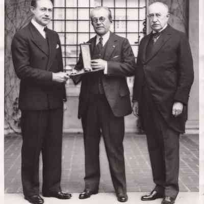1929-03-25 JHH Jr (L), JHH Sr (R) & Ambassador De Martino with Italian award