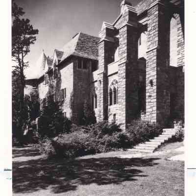 1950 ca buttresses and chateau end, no lanterns