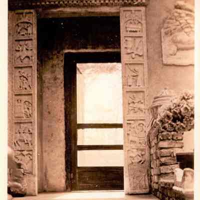 GRM p(16a) doorframe to courtyard bridge