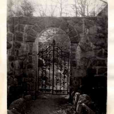 1930-1965 cat garden gate