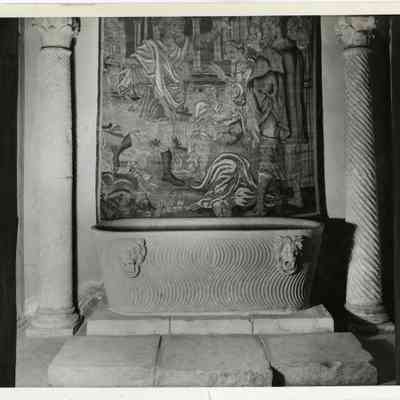 Lion-Sarcophagus Bathtub