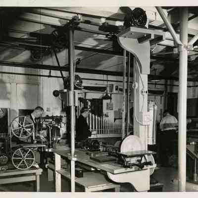 JHHJr & staff in castle lab