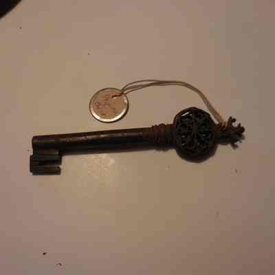 Key to Italian Chest of Drawers with Female Torsos