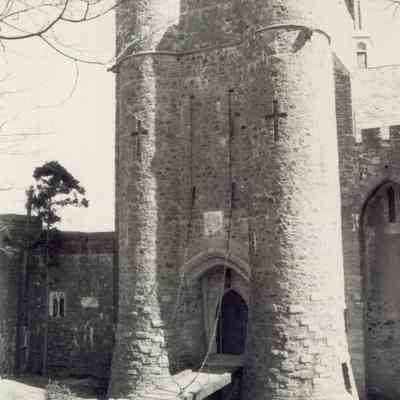 Drawbridge with no lions