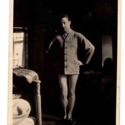 JHHJr half-nude