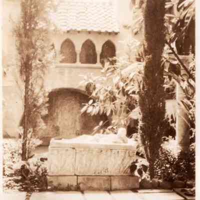 1929-1930 courtyard w seasons sarcophagus