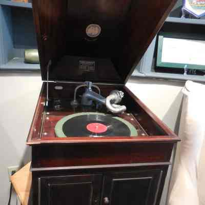 The Three Muses Repeating Gramophone (Record Player)