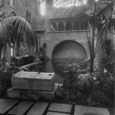 1930 ca HM404 sarcophagus at head of courtyard pool pre-Paris statue & revised floor