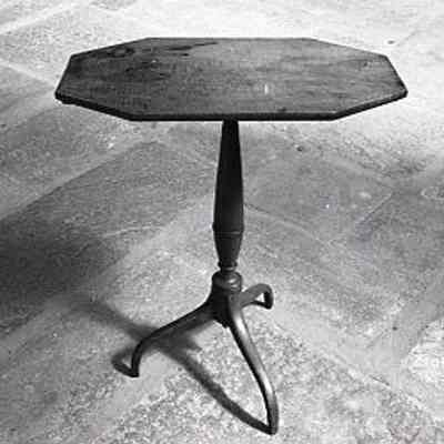ca. 1800-1810 American Sheraton Tripod Lamp Table