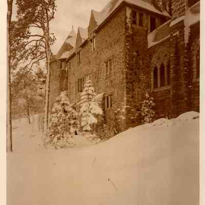 1930-1965 oceanside exterior in snow (Kupsinel photo)