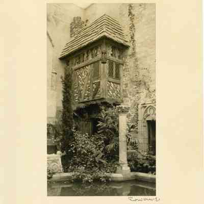 1931 Courtyard Tours facade (Eowoun image)