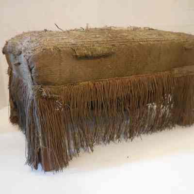 HM 199.2, foot stool, side 2