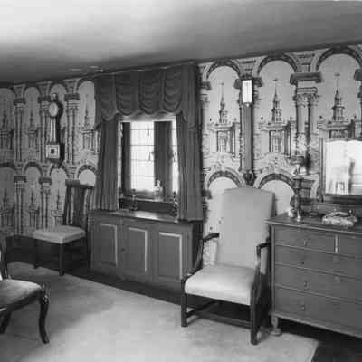 1700 ca American Chest of Drawers