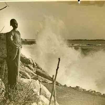 PB6-015 1930-1965 figurehead in ocean lookout