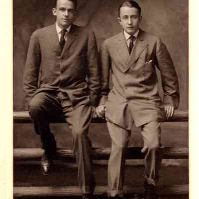 1905-1907 unknown man & Harris Hammond leaning on fence
