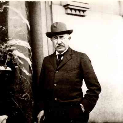 JHHSr in black suit & hat