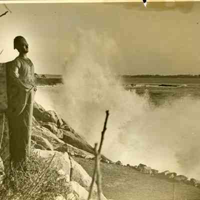 1930-1965 figurehead in ocean lookout