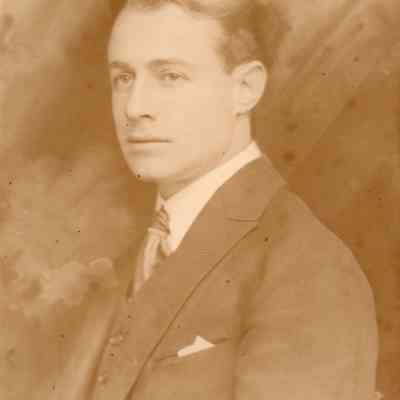 1911-1925 Hammond profile in suit