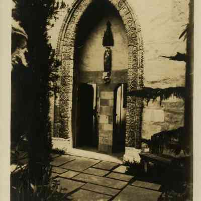 PCB-137 courtyard arch w Madonna, side(1)