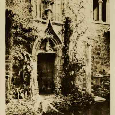 Courtyard w Varaignes doorway