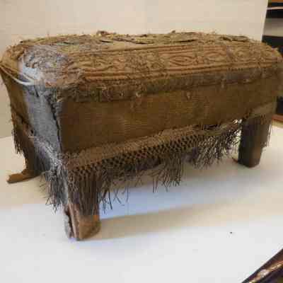 HM 199.1, foot stool, side 1
