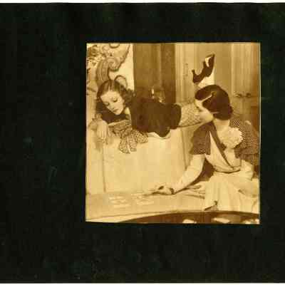 SCRB-18 p(168) ukn women playing cards