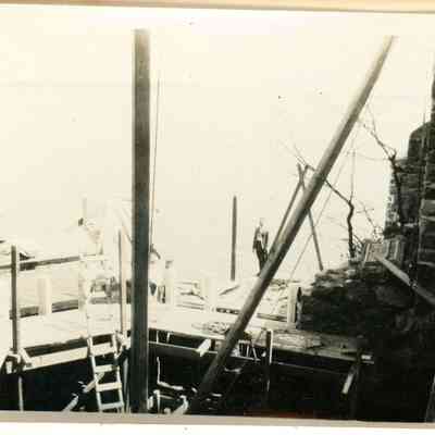 1930-1940s construction & lifting derrick