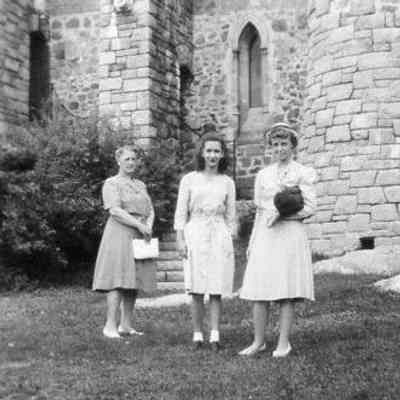 GRM p(6c) - women on lawn