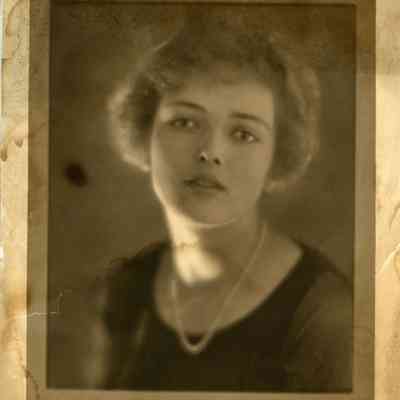 Maybe Natalie Hays Hammond (signed to Leslie from Sister)