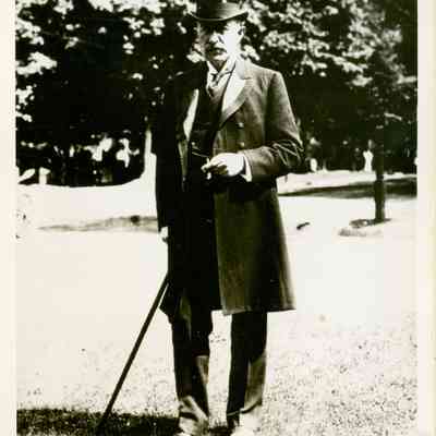 JHHSr in top hat & long coat