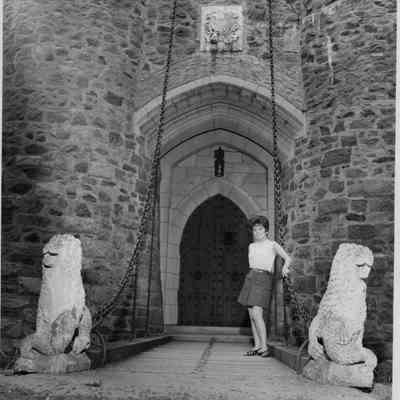 Women on drawbridge w original lions