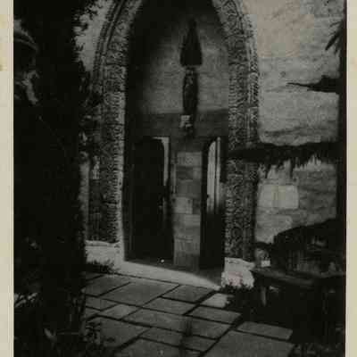 Courtyard arch w Madonna