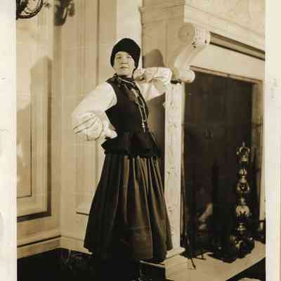 1925-02-02 Natalie Hays Hammond as peasant at Italian Ball (Underwood)