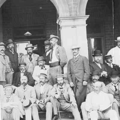 Unknown People on steps (Barnett's image)