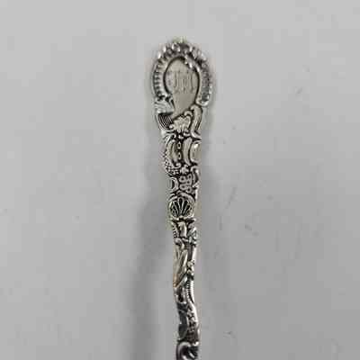 Handle with floral pattern and monogrammed "M"