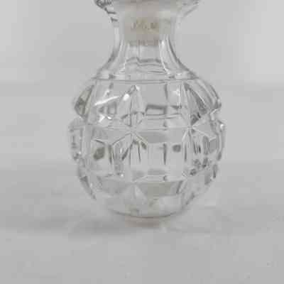 Square cut design of glass decanter