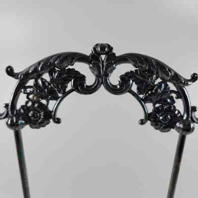 Stop of stand engraved with leave and flower decoration
