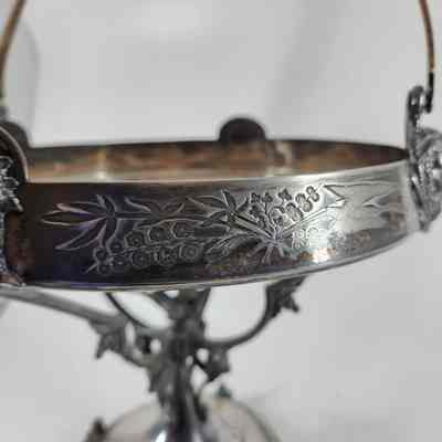 Floral engraving around rim of tray