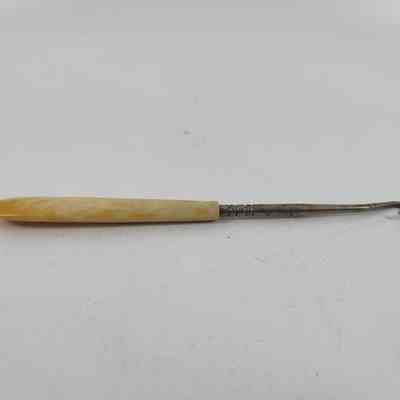 Buttonhook