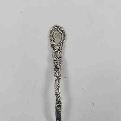 Handle with floral pattern and monogrammed "M"