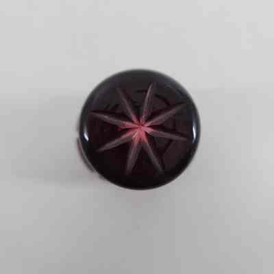 Glass cut in star pattern on lid