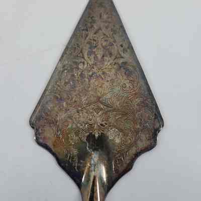 Leaf edging on blade of cake server