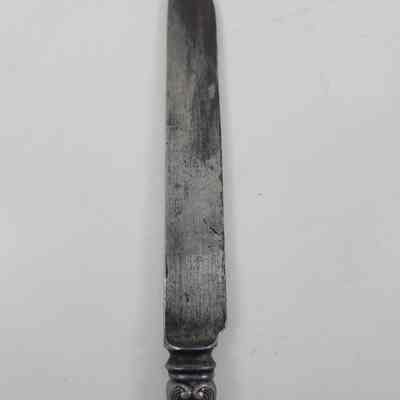 Blade of blunt dinner knife