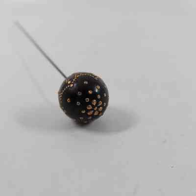 Pinhead with golden dot decoration